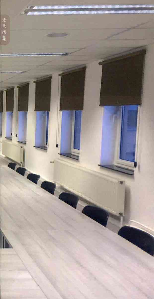 電動窗簾與電動捲簾辦公室設計 - 創造高效舒適的工作空間 現代辦公室搭配電動捲簾設計,有效調節光線,提升工作環境的舒適性與效率。